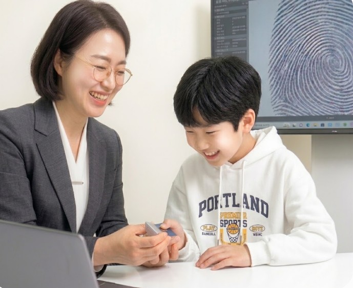 지문 적성검사를 받는 아이와 상담 선생님